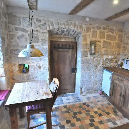 펜션 Romantisches Steinhaus Pitve
