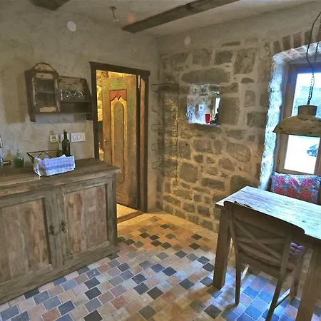 Romantisches Steinhaus * Pitve